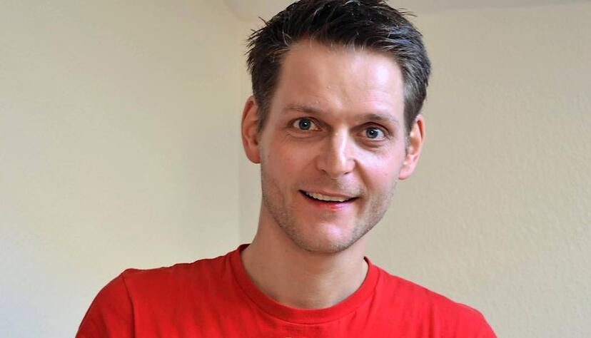 Spielleidenschaft: Pascal Kühner mit N64-Controller in der Hand.Foto: privat