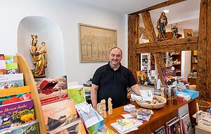 Markus Blüm berät die Gäste im Klosterlädchen zu Weihrauch und Kerzen. Markus Blüm berät die Gäste im Klosterlädchen zu Weihrauch und Kerzen.