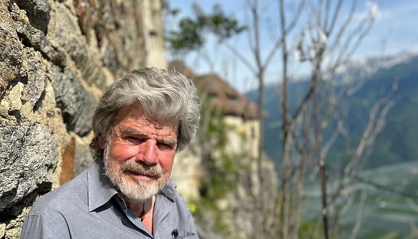 Der Bergsteiger Reinhold Messner sitzt an seinem Schloss Juval auf einer Bank.