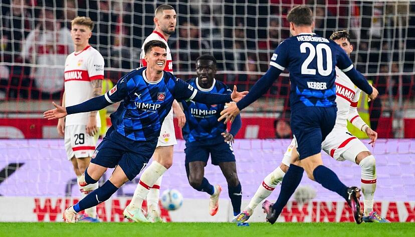 Fassungslose Stuttgarter, jubelnde Heidenheimer: Mathias Honsak (links) stellte mit seinem späten 1:0 den Spielverlauf auf den Kopf.