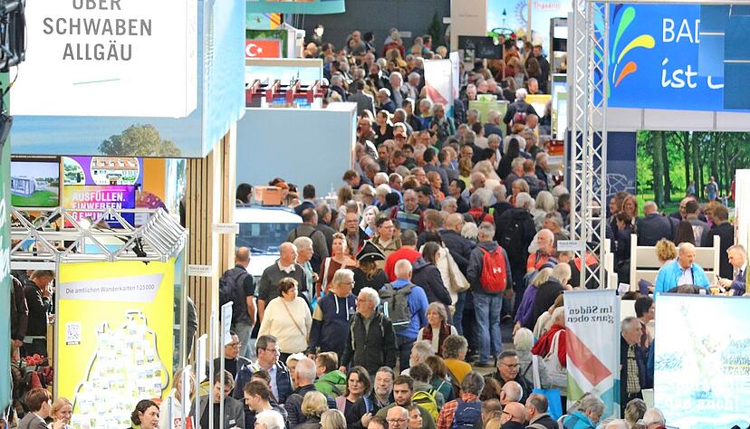 St&auml;nde inspizieren: In Halle 6 zeigen sich Urlaubsregionen aus Deutschland und Baden-W&uuml;rttemberg. Am Montag war dort sehr viel los.