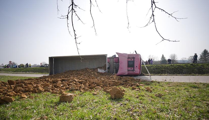 Der Lastwagen hatte Erde geladen und kippte um.
