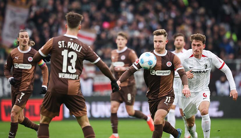 St. Paulis Johannes Eggestein und Freiburgs Patrick Osterhage (r) im Kampf um den Ball.