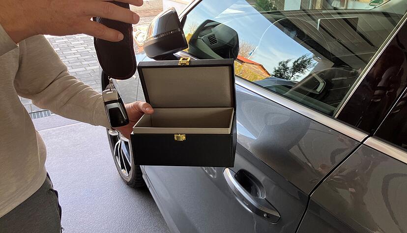 Alexander Weiß schützt sich künftig mit spezieller Schlüsselbox und Schlüsselmäppchen vor Keyless-Go-Diebstahl. Alexander Weiß schützt sich künftig mit spezieller Schlüsselbox und Schlüsselmäppchen vor Keyless-Go-Diebstahl.