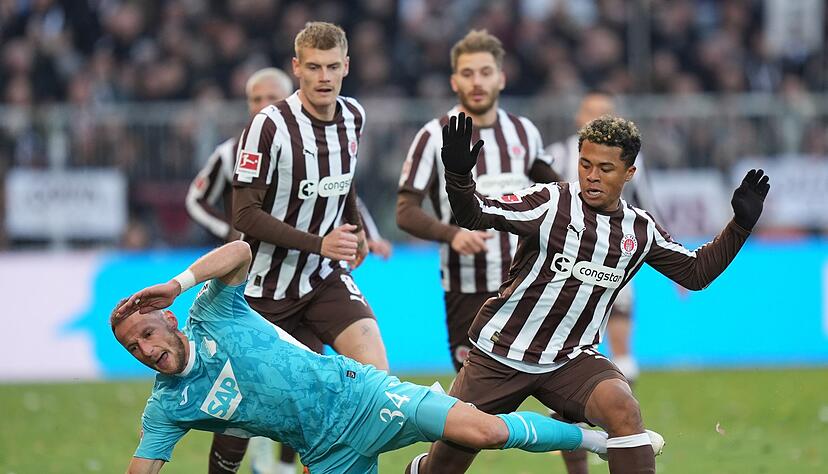 Vladimir Coufal (l, 1899 Hoffenheim) und Joel Chima Fujita (r, FC St. Pauli) k&auml;mpfen um den Ball.