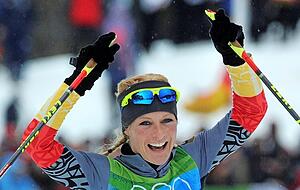 Bei den Spielen in Vancouver 2010 fühlt sich Claudia Nystad ausgelaugt vom Zwist mit Ex-Bundestrainer Jochen Behle, dennoch holt sie an der Seite von Evi Sachenbacher-Stehle völlig überraschend die Goldmedaille im Teamsprint.
Fotos: dpa