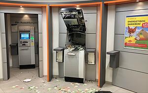 Bereits im August sprengten Unbekannte diesen Geldautomaten der Volksbank in Heilbronn-Frankenbach. Bereits im August sprengten Unbekannte diesen Geldautomaten der Volksbank in Heilbronn-Frankenbach.