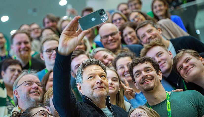 Auf dem Parteitag findet Robert Habeck, Bundesminister f&uuml;r Wirtschaft und Klimaschutz und Kanzlerkandidat der Gr&uuml;nen, Zeit f&uuml;r ein Selfie mit Delegierten aus seinem Heimatverband Schleswig-Holstein.