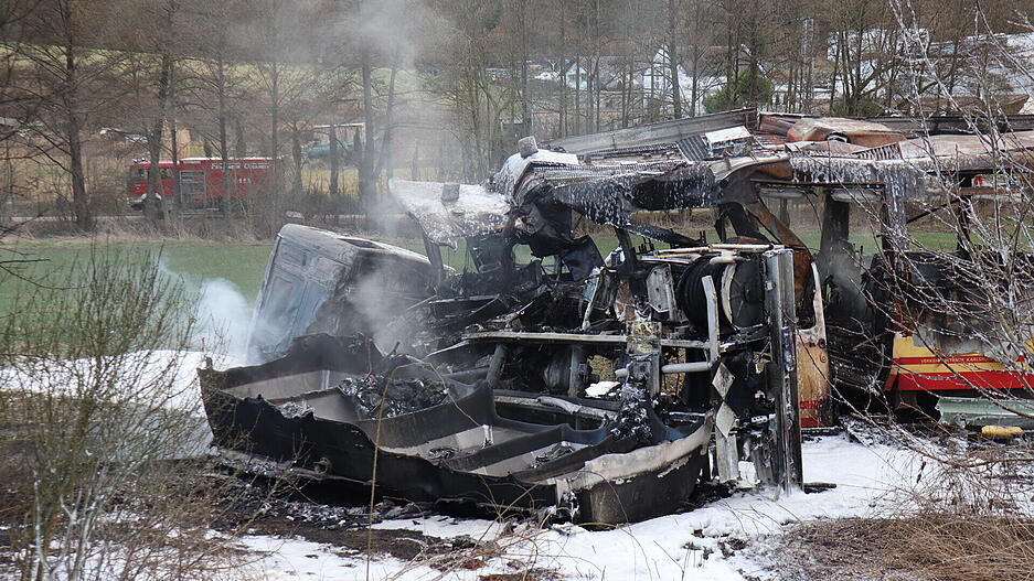 Ein Bild der Zerstörung bietet sich nach einem Zusammenstoß zwischen einem Tanklaster und einer Stadtbahn.