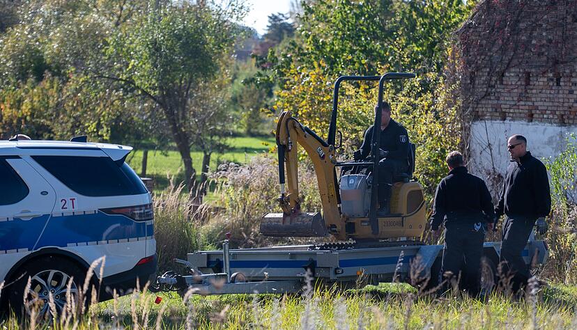 Polizisten untersuchen mit einem Bagger ein Grundstück in Herzberg (Landkreis Oder-Spree). Polizisten untersuchen mit einem Bagger ein Grundstück in Herzberg (Landkreis Oder-Spree).