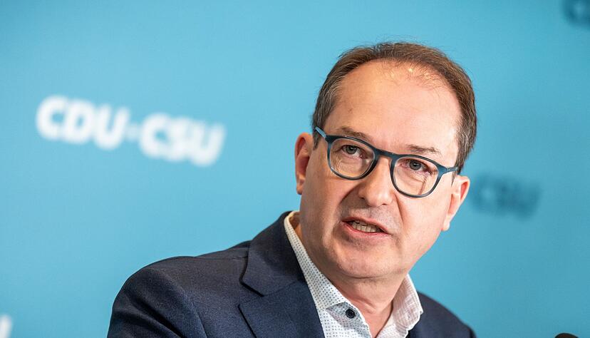 Bundesinnenminister Alexander Dobrindt (CSU) legt neue Zahlen vor. (Archivbild)