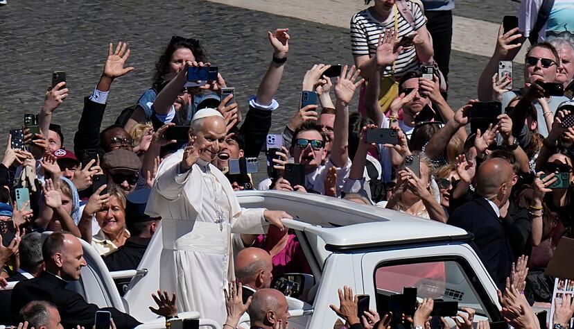 Nach dem Segen lie&szlig; sich der Papst &uuml;ber den Petersplatz fahren.