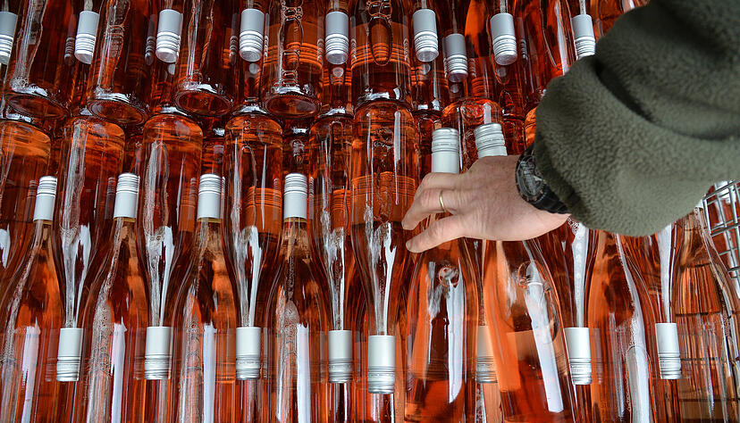 Weil zu viel Wein auf dem Markt ist, plant die EU Übermengen zu destillieren.