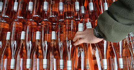 Weil zu viel Wein auf dem Markt ist, plant die EU Übermengen zu destillieren.
