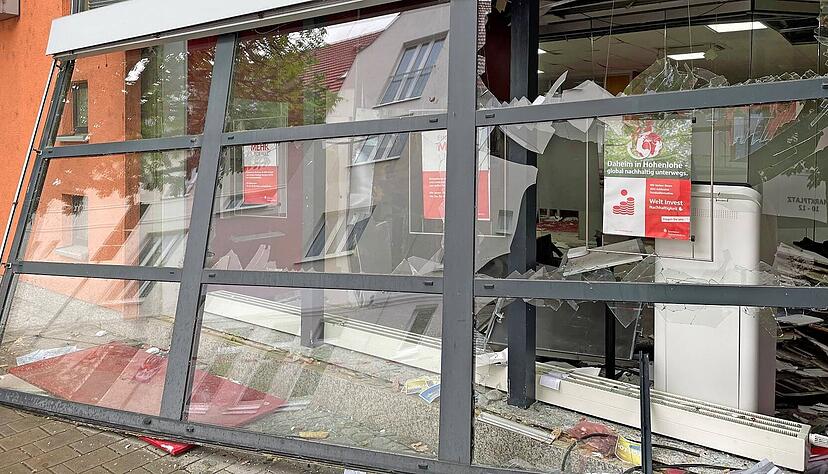 Die Wucht der Detonation hat die Fensterfront aus den Angeln geworfen und hinausgedrückt auf den Gehweg. Glasscheiben sind zerborsten. Sparkassen-Bereichsleiter Raphael Posch hat für die Zeitungsleser vor Ort dieses Bild geschossen. Die Wucht der Detonation hat die Fensterfront aus den Angeln geworfen und hinausgedrückt auf den Gehweg. Glasscheiben sind zerborsten. Sparkassen-Bereichsleiter Raphael Posch hat für die Zeitungsleser vor Ort dieses Bild geschossen.