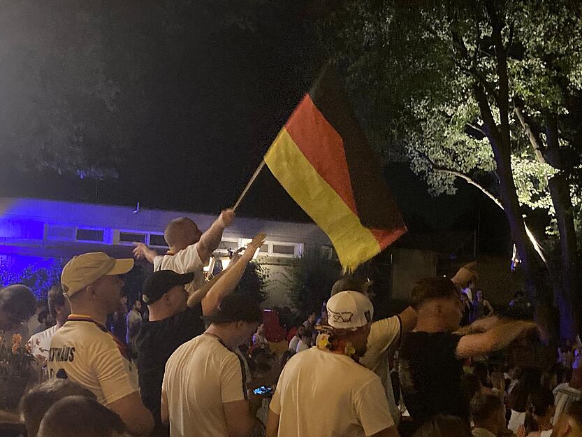Überall sind Deutschland-Flaggen beim Public Viewing in Heilbronn zu sehen.
