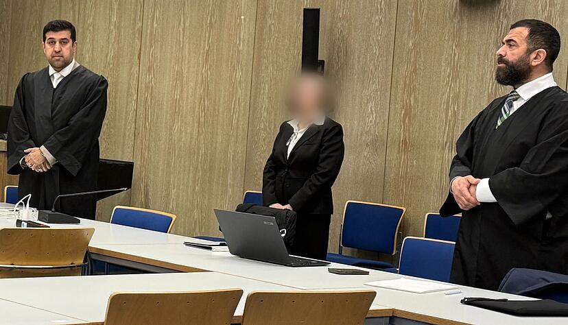 Die Anwälte des Angeklagten und die Dolmetscherin beim Prozessauftakt - der Angeklagte wurde erst hereingeführt, nachdem keine Fotos mehr gemacht werden durften. Die Anwälte des Angeklagten und die Dolmetscherin beim Prozessauftakt - der Angeklagte wurde erst hereingeführt, nachdem keine Fotos mehr gemacht werden durften.