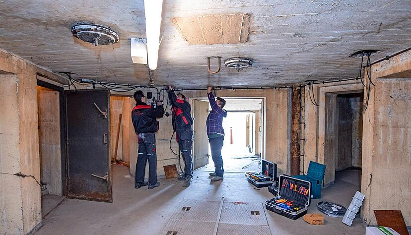 So sieht es im Innern des Theresienturms aus. Elektrik ist nach der Öffnung als Gedenkstätte vorhanden. Ob er heutigen Militär-Waffen Stand halten würde, ist jedoch äußerst fraglich. So sieht es im Innern des Theresienturms aus. Elektrik ist nach der Öffnung als Gedenkstätte vorhanden. Ob er heutigen Militär-Waffen Stand halten würde, ist jedoch äußerst fraglich.