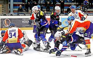 Die Halbfinal-Serie gegen Hügelsheim meisterten die HEC Eisbären (dunkle Trikots) souverän. In der Finalserie führen sie gegen Zweibrücken mit 1:0.
Foto: Archiv/Seidel Die Halbfinal-Serie gegen Hügelsheim meisterten die HEC Eisbären (dunkle Trikots) souverän. In der Finalserie führen sie gegen Zweibrücken mit 1:0.
Foto: Archiv/Seidel