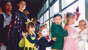 Lustige Spiele und eine Polonaise dürfen beim Faschingsball für die Kinder am Sonntagnachmittag in der Ebersfürsthalle nicht fehlen.Foto: Karin Freudenberger Lustige Spiele und eine Polonaise dürfen beim Faschingsball für die Kinder am Sonntagnachmittag in der Ebersfürsthalle nicht fehlen.Foto: Karin Freudenberger