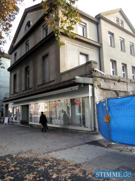 Pünktlich zum Ablauf des Mietvertrages hat der letzte Nutzer, ein Brautmodengeschäft, das Erdgeschoss geräumt.
