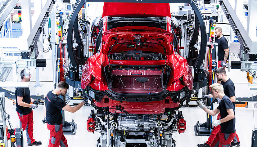 Handwerkskunst und Hightech vereint die Produktion der E-Tron-GT-Familie am Standort B&ouml;llinger H&ouml;fe in Heilbronn.