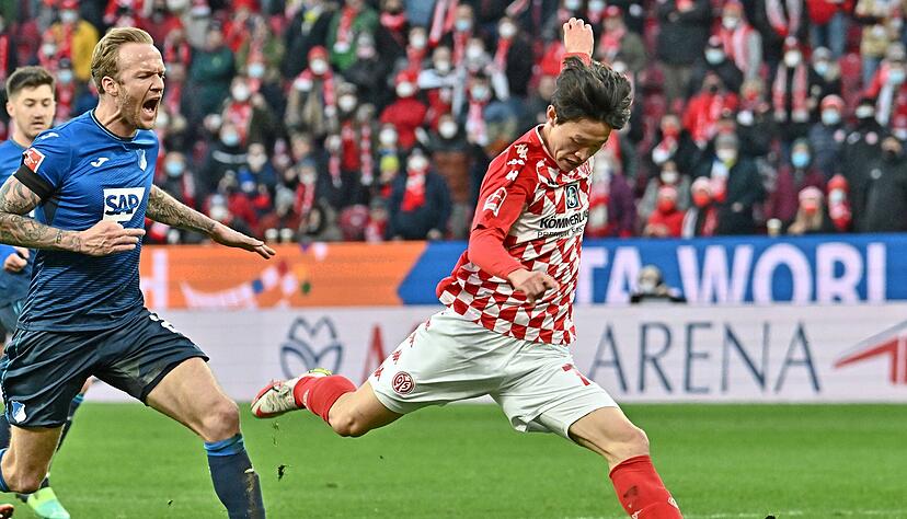 Ein Schuss, ein Schrei: Kevin Vogt (links) kann so laut rufen wie er will. Der Mainzer Jae-Sung Lee erzielt hier das Mainzer 1:0.
Foto: dpa