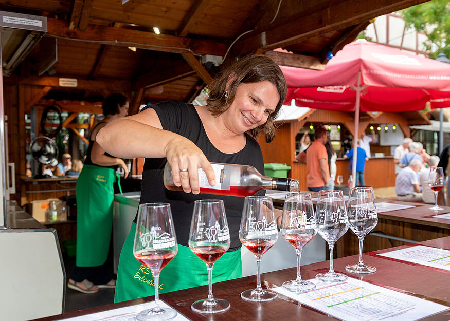 Samstagabend auf dem Erlenbacher Weinfest.