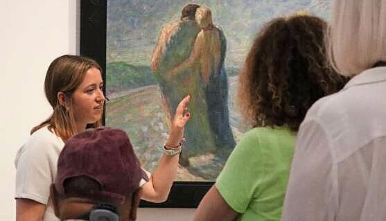 Eng umschlungen: Bei seinem Werk "Zwei am Meeresstrand" erkennt man deutlich, dass Emil Nolde die Farbe hier aufgetupft hat. Eng umschlungen: Bei seinem Werk "Zwei am Meeresstrand" erkennt man deutlich, dass Emil Nolde die Farbe hier aufgetupft hat.