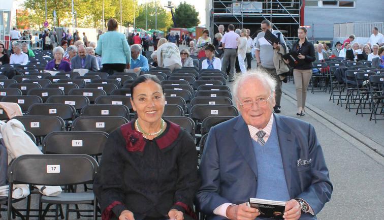 Startklar: Carmen und Reinhold Würth haben sich früh ihre Plätze gesichert.
