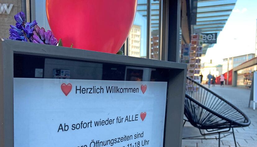Schnelle Reaktion: Ein Händler am Wollhaus in Heilbronn freut sich, dass er wieder alle Kunden ohne die lästigen Kontrollen in seinem Ladengeschäft begrüßen kann.
Foto: Alexander Hettich Schnelle Reaktion: Ein Händler am Wollhaus in Heilbronn freut sich, dass er wieder alle Kunden ohne die lästigen Kontrollen in seinem Ladengeschäft begrüßen kann.
Foto: Alexander Hettich