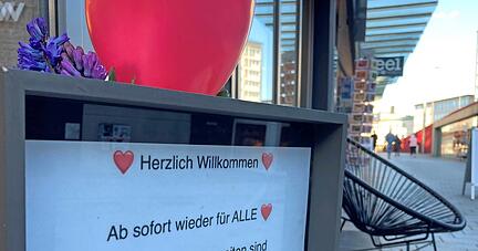 Schnelle Reaktion: Ein Händler am Wollhaus in Heilbronn freut sich, dass er wieder alle Kunden ohne die lästigen Kontrollen in seinem Ladengeschäft begrüßen kann.
Foto: Alexander Hettich