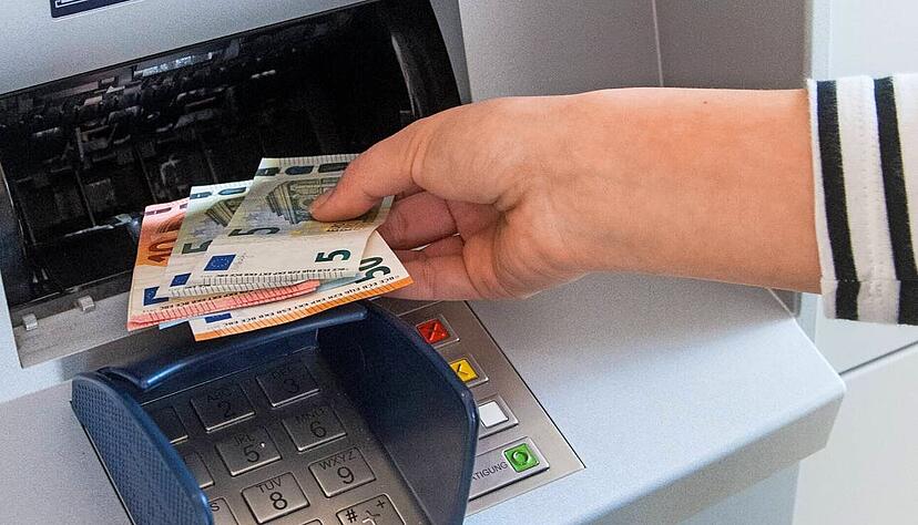 Teuer und riskant: Geldautomaten wird es künftig nicht mehr in der gewohnten Anzahl geben. Foto: dpa Teuer und riskant: Geldautomaten wird es künftig nicht mehr in der gewohnten Anzahl geben. Foto: dpa