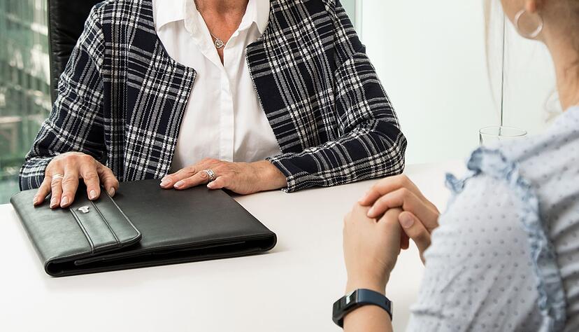 Die Kundin ist unglücklich? Mit einfachen Strategien behalten wir auch bei herausfordernden Gesprächen im Beruf die Kontrolle. Die Kundin ist unglücklich? Mit einfachen Strategien behalten wir auch bei herausfordernden Gesprächen im Beruf die Kontrolle.