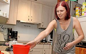 In der K&uuml;che sitzen schon einige Handgriffe. Sandy G&ouml;ring ist gl&uuml;cklich, wieder f&uuml;r sich alleine kochen zu k&ouml;nnen &minus; ohne Hilfe von Dritten.