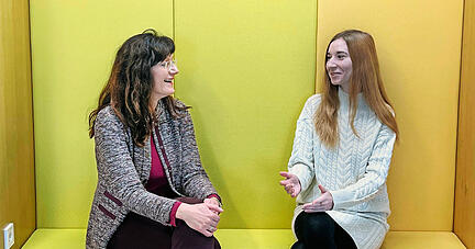 Mariia Kosa aus der Ukraine (rechts) und Professorin Annett Großmann von der Hochschule Heilbronn im Gespräch.
Foto: privat