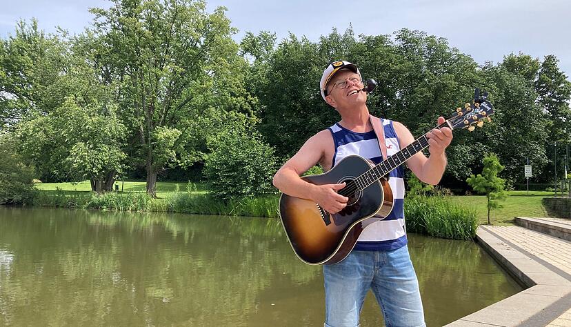 Schlager-Fan und musikalischer Mediziner: Peter Trunzer zieht in seinem Lied parallelen zwischen dem U-Boot und der Liebe an sich. Schlager-Fan und musikalischer Mediziner: Peter Trunzer zieht in seinem Lied parallelen zwischen dem U-Boot und der Liebe an sich.
