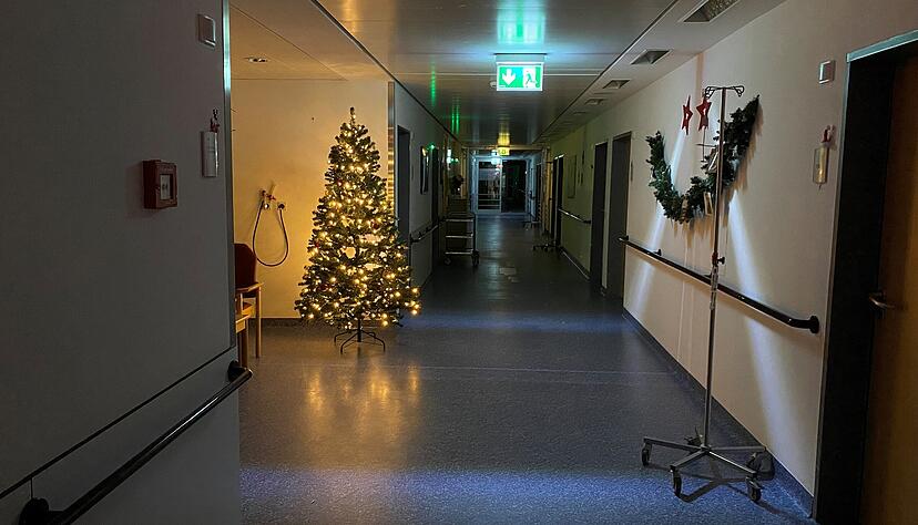Auf dem Weg zum Schlaflabor in der Klinik Löwenstein ist die Station schön weihnachtlich geschmückt.