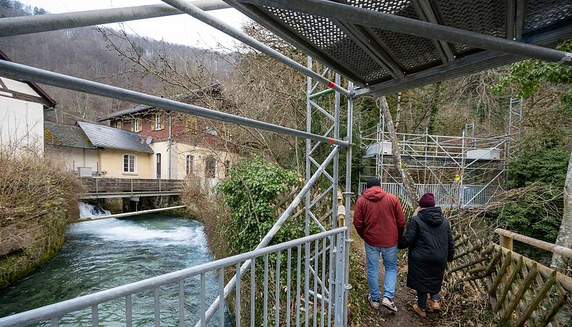 Provisorische Zug&auml;nge machen die blaue Quelle trotz Bauarbeiten zug&auml;nglich.