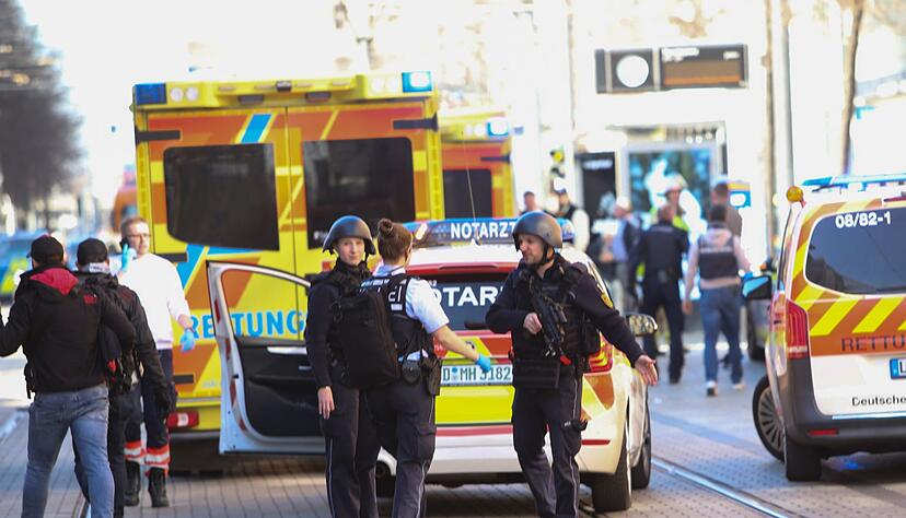 In der Mannheimer Innenstadt ist ein Fahrzeug in eine Menschenmenge gefahren. Dabei kamen zwei Menschen ums Leben.