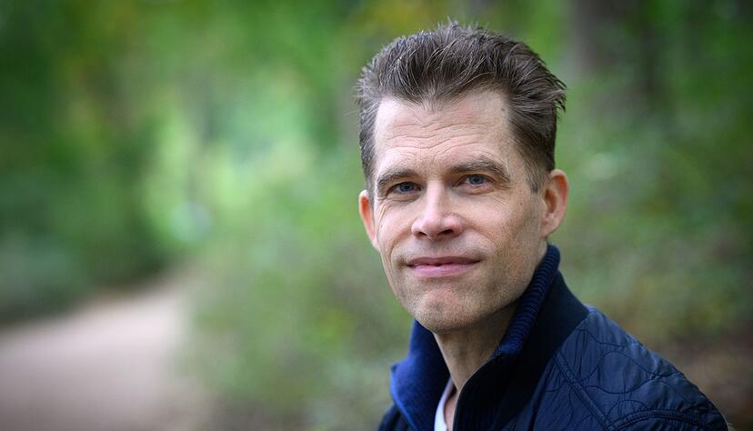 Autor Bas Kast bei einem Spaziergang am Berliner Schlachtensee.