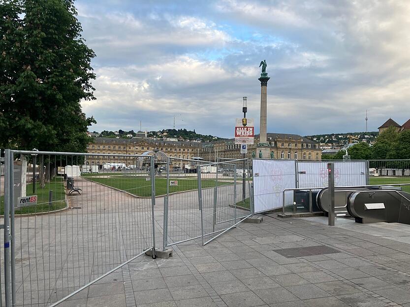 Die Aufbauarbeiten für das Public Viewing anlässlich des DFB-Pokalfinales sind in vollem Gange.
