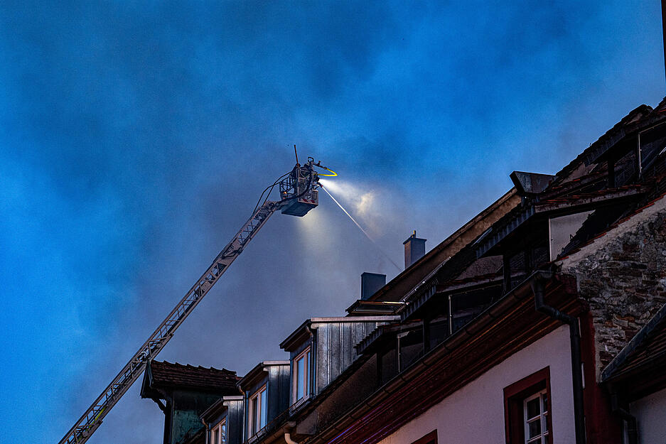 Außerdem wurden zwei Feuerwehrleute verletzt im Krankenhaus behandelt, ein weiterer ambulant. Außerdem wurden zwei Feuerwehrleute verletzt im Krankenhaus behandelt, ein weiterer ambulant.