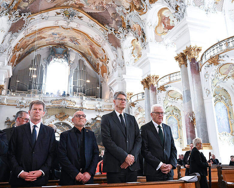 Beim Trauergottesdienst sind auch Bahnchef Richard Lutz (v.l) Winfried Hermann (B&uuml;ndnis 90/Die Gr&uuml;nen), Verkehrsminister von Baden-W&uuml;rttemberg, Bundesverkehrsminister Patrick Schnieder (CDU) und Winfried Kretschmann (B&uuml;ndnis 90/Die Gr&uuml;nen), Ministerpr&auml;sident von Baden-W&uuml;rttemberg, im M&uuml;nster anwesend.