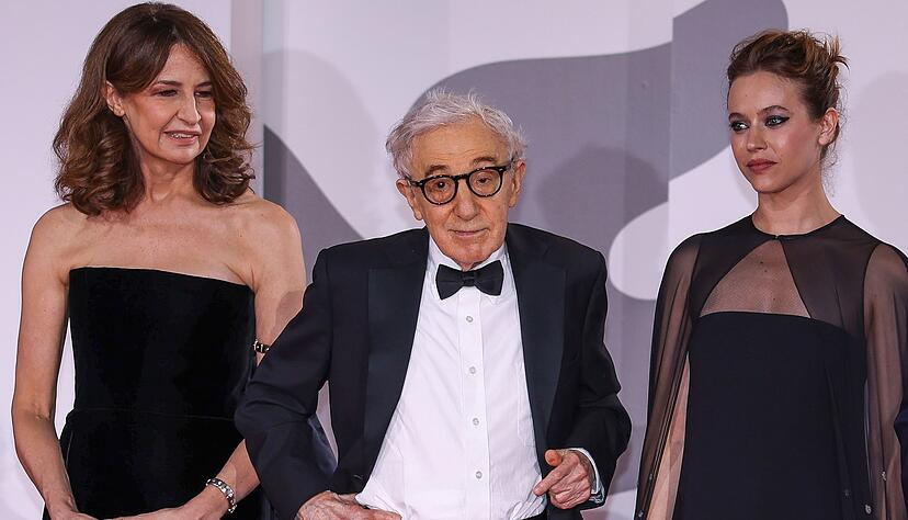 Woody Allen - hier mit Valerie Lemercier (l.) und  Lou de Laage (r.) - hat seinen 50. Film auf Französisch gedreht. (Archivbild)