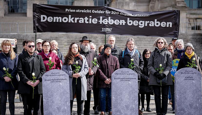 Eine Demonstration am Bundestag wandte sich gegen Einschnitte bei &laquo;Demokratie leben!&raquo;.