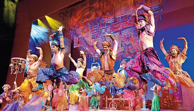 Quietschbunte Disney-Welt und perfekt getimte Show. Das Musical "Aladdin" l&auml;uft nun auch in Stuttgart im Stage Apollo Theater.
Foto: Stage Entertainment / Deen van Meer