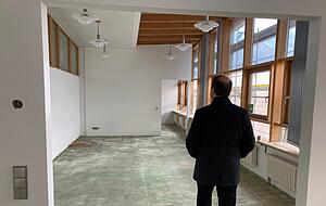 Die Designerleuchten im noch unfertigen Trauzimmer stammen aus Volksbank-Zeiten. Der hintere Ausgang dient als vorgeschriebener zweiter Fluchtweg.