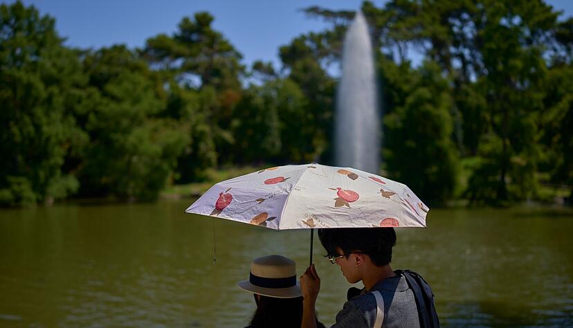 Trotz der Hitze mit Temperaturen von bis zu 39 Grad zog es viele Madrilenen und Touristen auf die Stra&szlig;en der Hauptstadt.