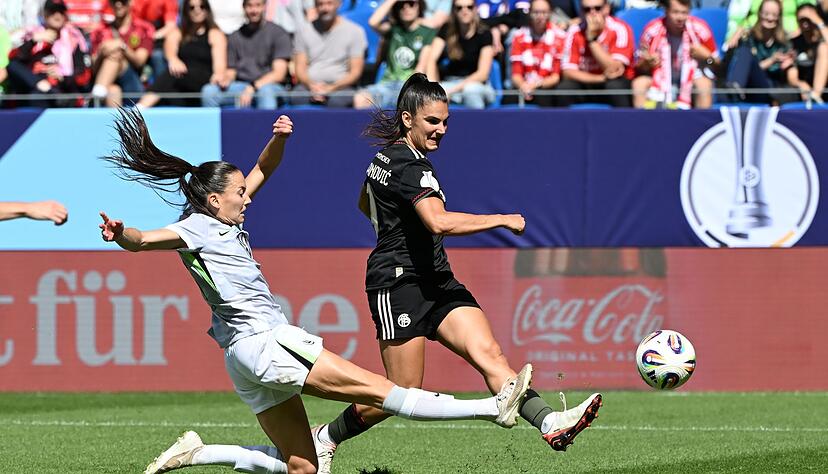 Trifft in dieser Szene zum 2:0: FCB-Stürmerin Jovana Damnjanovic (r). Wolfsburgs Joelle Wedemeyer kommt zu spät. Trifft in dieser Szene zum 2:0: FCB-Stürmerin Jovana Damnjanovic (r). Wolfsburgs Joelle Wedemeyer kommt zu spät.